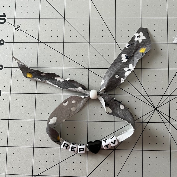 Taylor Swift Rep Tv Reputation Friendship Bracelet - Picture 1 of 2